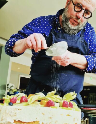 Riphahn Küche: Uwe Hammes puderzuckert eine Früchtetorte