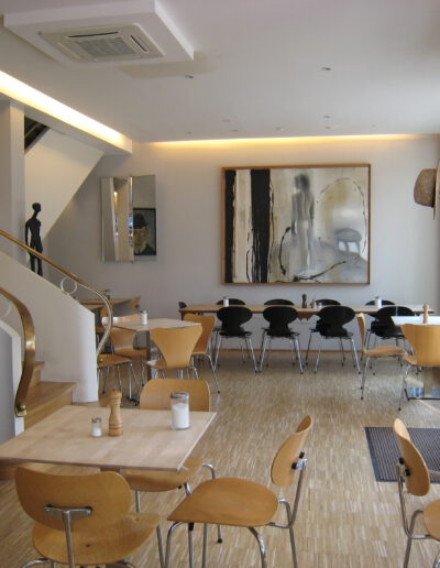 Kunst im Café & Restaurant Riphahn - Schwarzer Vorhang - Thomas Lange - Speiseraum im Erdgeschoss mit Blick auf den Treppenaufgang zur 1sten Etage