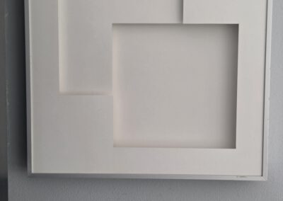 Tom Mosley - Papierarbeit - Titel: "Shadow Boxes 01" - 1977 - O-Size: 42 x 42 - Ort: Obergeschoss gegenüber dem Treppenaufgang - unten - https://www.galerie-corona-unger.de/de/kuenstler/tom-mosley/