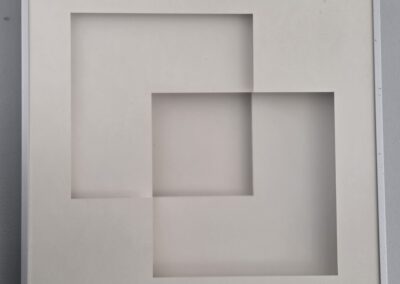 Tom Mosley - Papierarbeit - Titel: "Shadow Boxes 01" - 1977 - O-Size: 42 x 42 - Ort: Obergeschoss gegenüber dem Treppenaufgang - oben - https://www.galerie-corona-unger.de/de/kuenstler/tom-mosley/