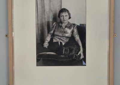 August Sander - Fotografie - Titel: "Ada Riphahn" - undatiert - O-Size: 18,5 x 26 - Ort: Treppenaufgang - Linke Seite (5 von 6) - https://en.wikipedia.org/wiki/August_Sander