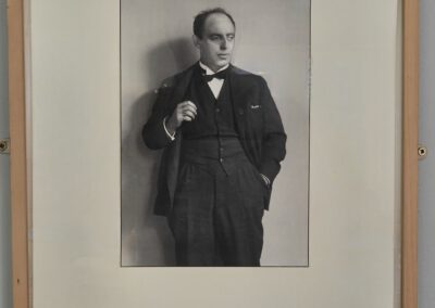 August Sander - Fotografie - Titel: "Wilhelm Riphahn; deutscher Architekt" - undatiert - O-Size: 18,5 x 26 - Ort: Treppenaufgang - Linke Seite (4 von 6) - https://en.wikipedia.org/wiki/August_Sander